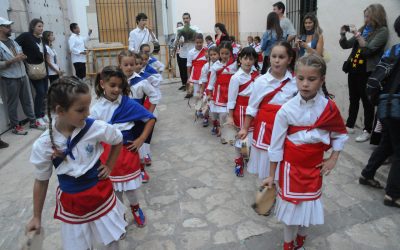Un miler d’infants participen en la matinal de Santa Tecla de Sitges